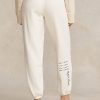 Cremă pentru femei Ralph Lauren Logo & Pantaloni de sport Wave Graphic Fleece Cremă pentru femei Ralph Lauren Logo & Pantaloni de sport Wave Graphic Fleece