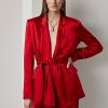 Jachete roșii din satin cu curea Ralph Lauren Quinton pentru femei Jachete roșii din satin cu curea Ralph Lauren Quinton pentru femei