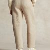 Pantaloni din jerseu matlasați cu cablu pentru femei, bej, cu logo Ralph Lauren Pantaloni din jerseu matlasați cu cablu pentru femei, bej, cu logo Ralph Lauren