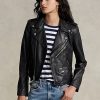 Pantaloni Ralph Lauren de damă de culoare neagră Confecționați din piele de oaie flexibilă, integrală, această iterație luxoasă a motocicletei Polo transmite o atmosferă de centru și un stil liber. jachete