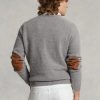 Pulovere gri pentru bărbați Ralph Lauren, din lână, cu plasture de piele intoarsă, cu gât crew Pulovere gri pentru bărbați Ralph Lauren, din lână, cu plasture de piele intoarsă, cu gât crew