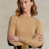 Tricouri bej Ralph Lauren cu mânecă lungă, cu finisaje din piele intoarsa, pentru femei Tricouri bej Ralph Lauren cu mânecă lungă, cu finisaje din piele intoarsa, pentru femei