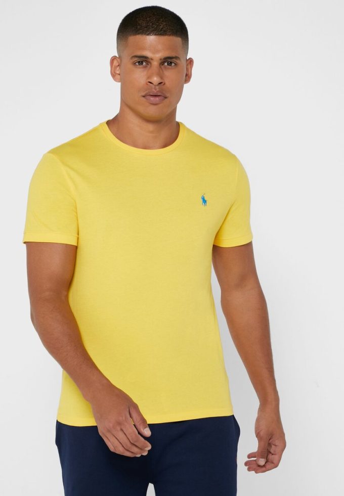 Tricouri galbene pentru bărbați, Ralph Lauren, cu logo-ul pieptului, cu gâtul rotund Tricouri galbene pentru bărbați, Ralph Lauren, cu logo-ul pieptului, cu gâtul rotund