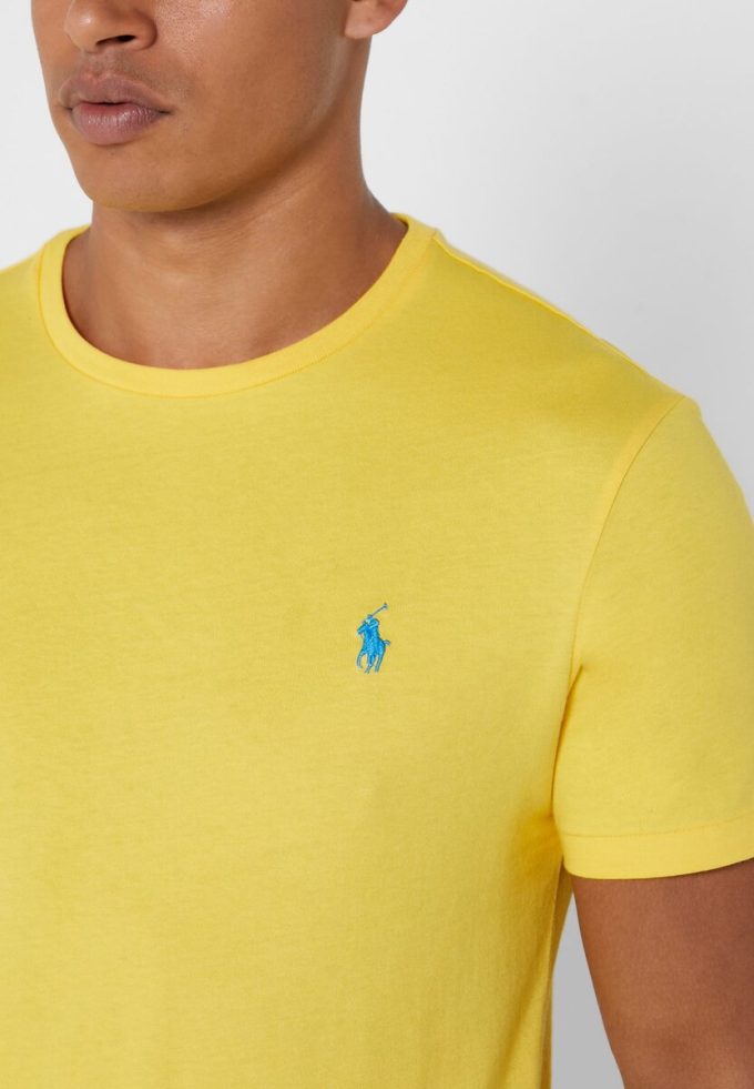 Tricouri galbene pentru bărbați, Ralph Lauren, cu logo-ul pieptului, cu gâtul rotund Tricouri galbene pentru bărbați, Ralph Lauren, cu logo-ul pieptului, cu gâtul rotund