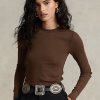 Tricouri maro Ralph Lauren cu mânecă lungă, cu finisaje din piele intoarsa, pentru femei Tricouri maro Ralph Lauren cu mânecă lungă, cu finisaje din piele intoarsa, pentru femei