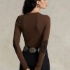 Tricouri maro Ralph Lauren cu mânecă lungă, cu finisaje din piele intoarsa, pentru femei Tricouri maro Ralph Lauren cu mânecă lungă, cu finisaje din piele intoarsa, pentru femei
